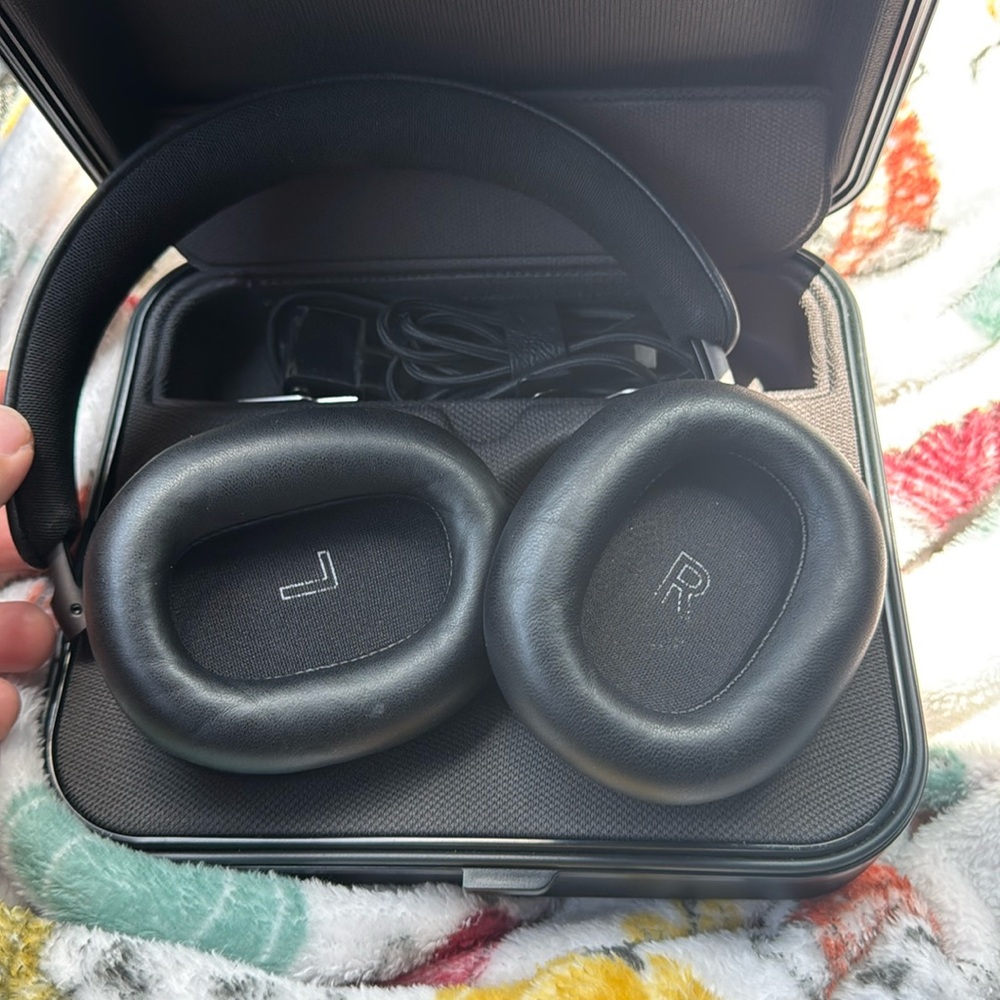 I’m selling this beautiful headphones, I bought them about 1 year ago for 980$